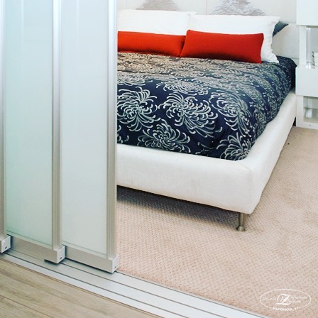 спальня с перегородкой из стекла